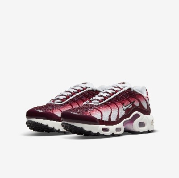 NWOT Nike Dynamic Sneakers - Picture 2 of 2